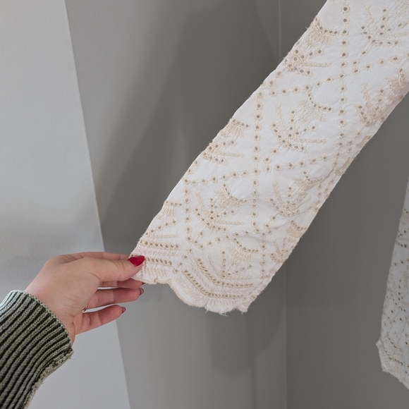 GAP Cream Eyelet Blouse Medium Long Sleeve Scalloped Trim - Picture 3 of 9